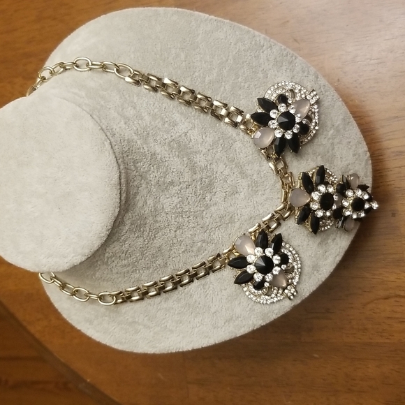 Beautiful. Statement. Necklace - Picture 3 of 8